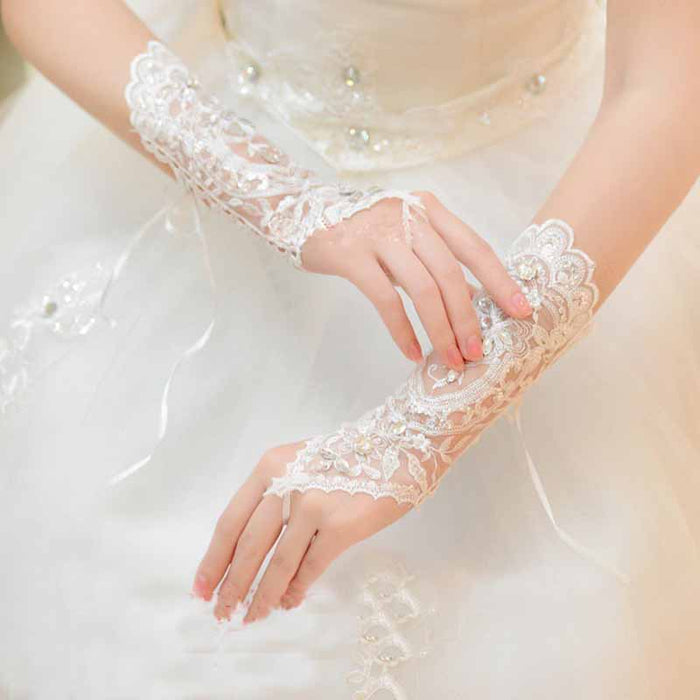 Attractive Lace Wedding Gloves