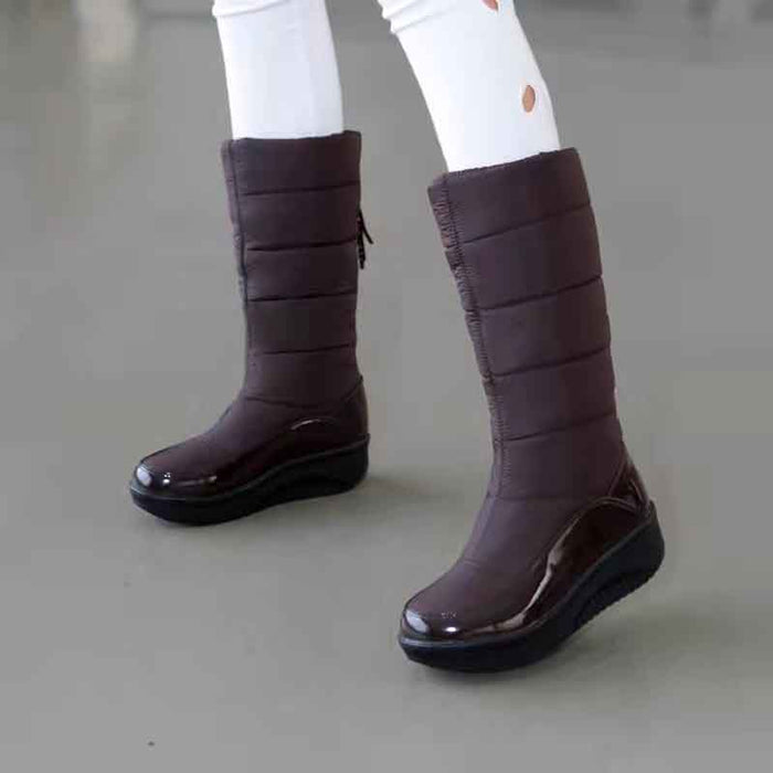 Stylish women's waterproof snow boots featuring a sleek design and warm insulation for winter wear