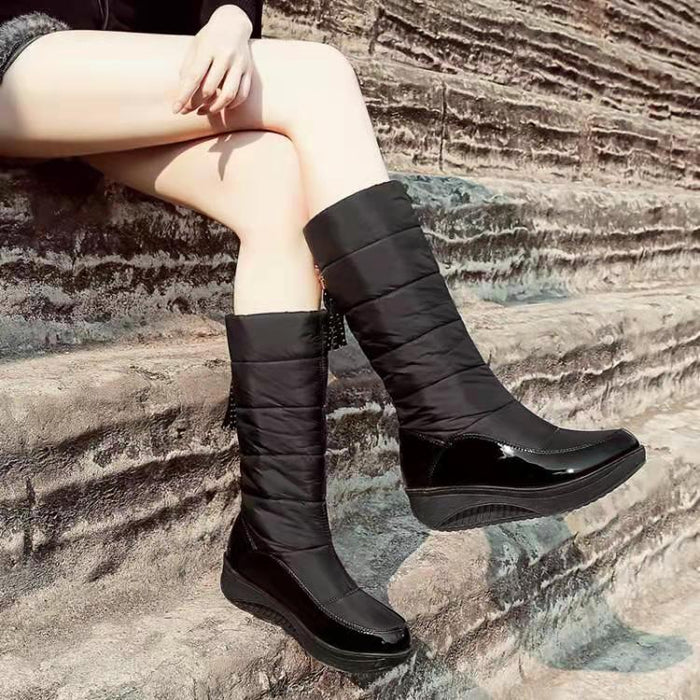 Stylish women's waterproof snow boots in black, ideal for winter weather and outdoor activities